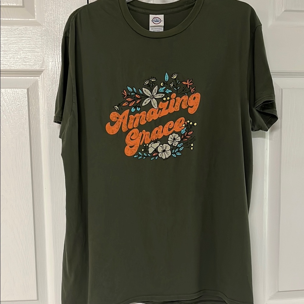 Green Graphic T-Shirt with Floral Design XL
